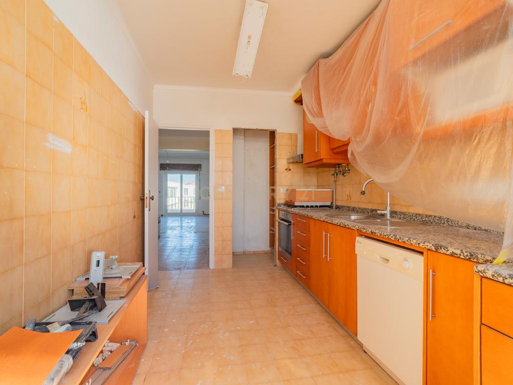 Excelente Apartamento T3 + 1 em remodelação - Image 11