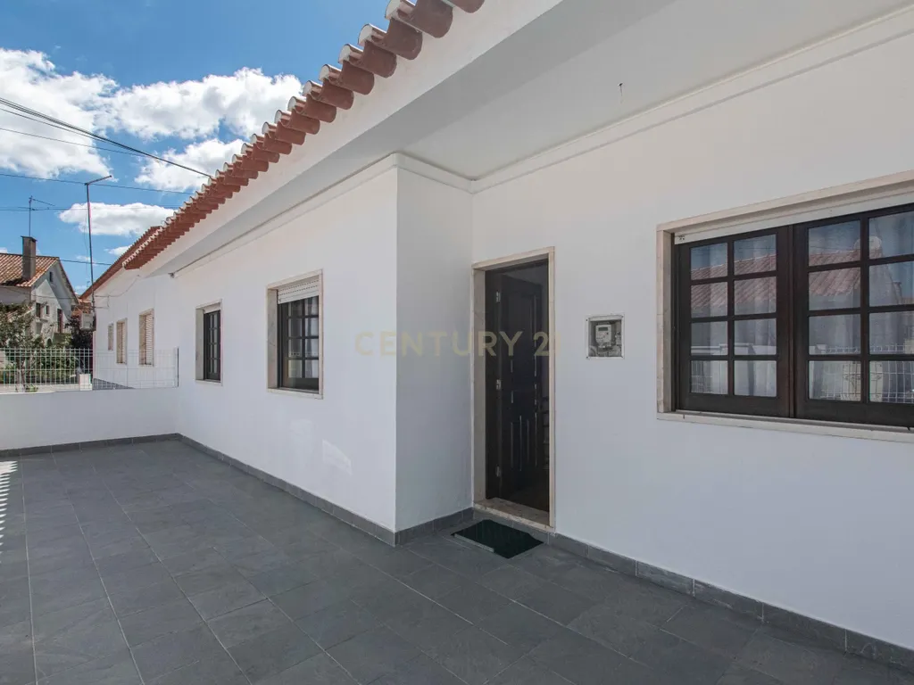 MORADIA T3 COM GARAGEM E ESPAÇOS EXTERIORES EM BENAVENTE - Image 3