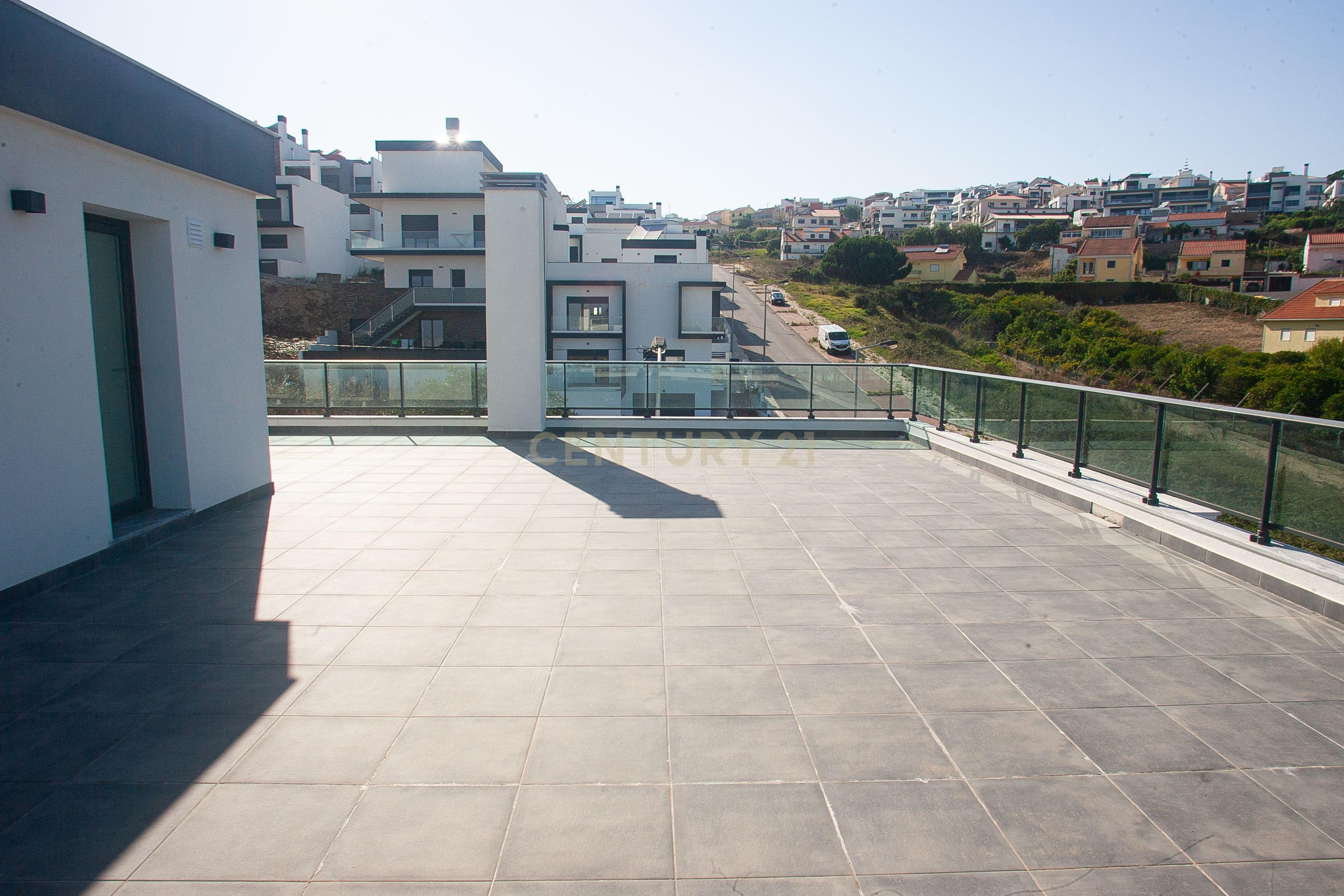 MORADIA T5 + 3 EM FAMÕES, COM PISCINA, JARDIM E BOX PARA 4 CARROS - Image 46