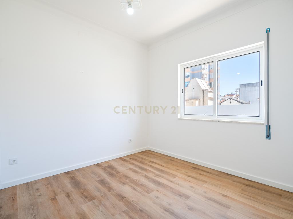 NÃO PERCA ESTA GRANDE OPORTUNIDADE! FANTÁSTICO APARTAMENTO T2 ESPAÇOSO TOTALMENTE REMODELADO MUITO BEM LOCALIZADO PRÓXIMO DE TODAS AS COMODIDADES E SERVIÇOS NO CENTRO DE PORTIMÃO E A POUCOS MINUTOS DAS PRAIAS! - Image 6