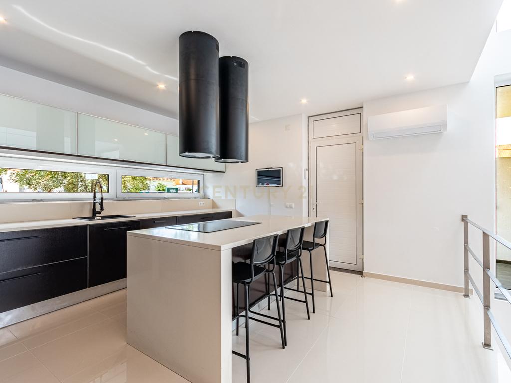 Moradia T3 com 3 Suites e Arquitetura Distinta em Samouco, Alcochete - Image 3