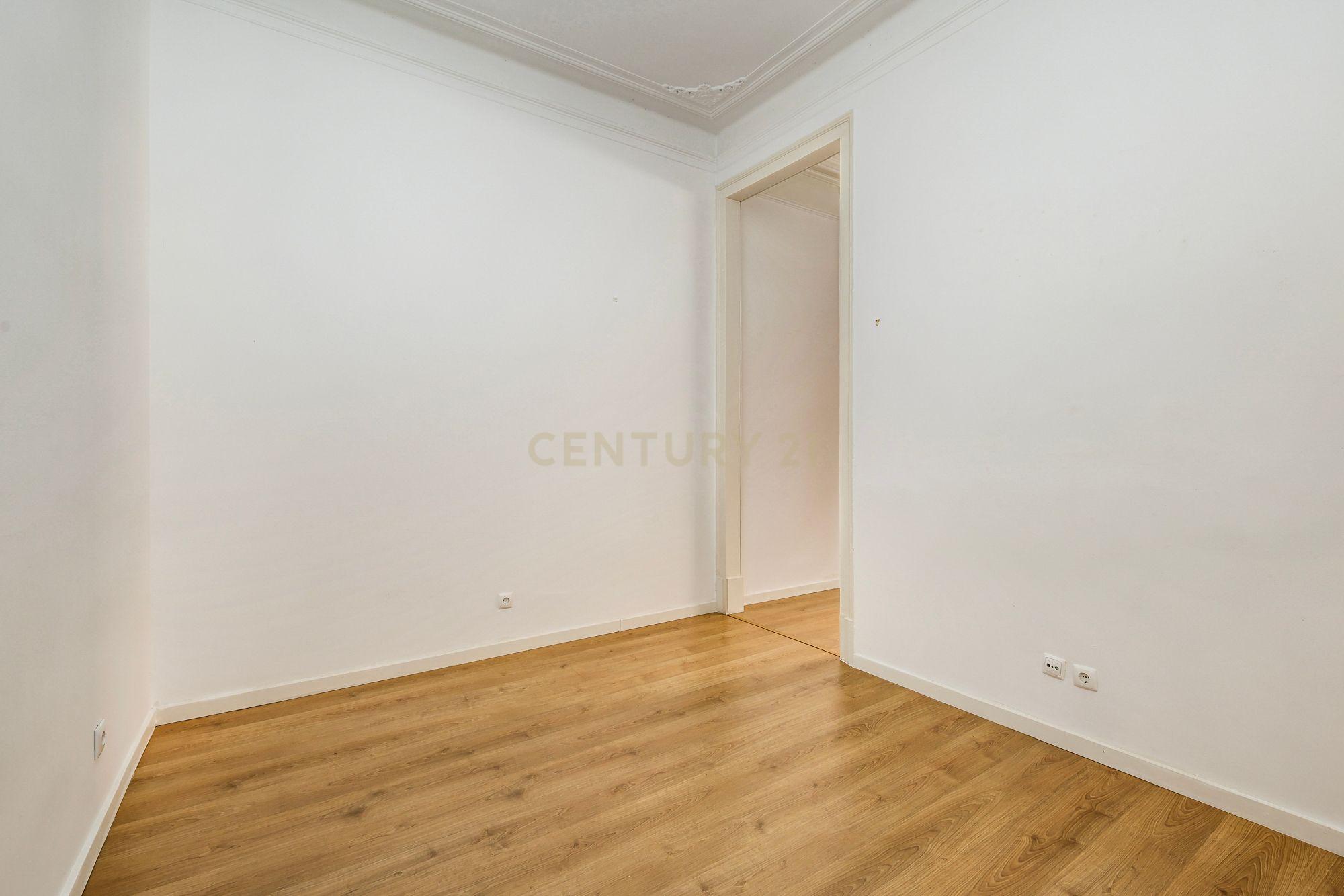 Fotografia 12 de Arrendamento de Apartamento T3, Renovado, na Lapa - Estrela
