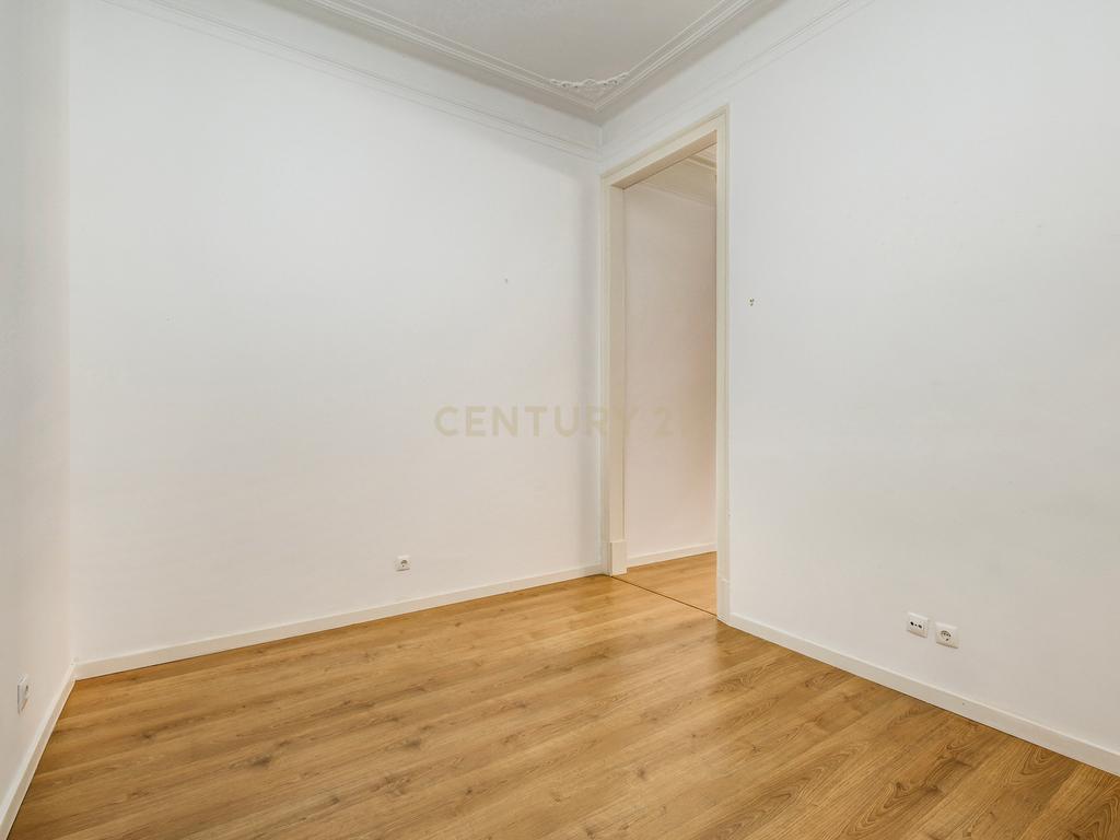 Arrendamento de Apartamento T3, Renovado, na Lapa - Estrela - Image 12