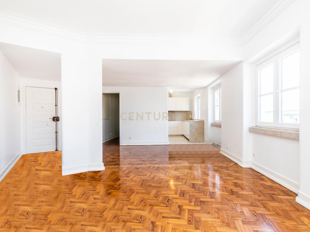 Apartamento T3 renovado para arrendamento na Avenida de Roma com elevador - Image 1