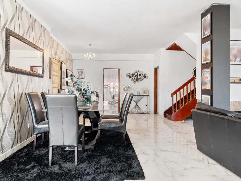Apartamento Duplex de 7 assoalhadas no Barreiro - Image 13