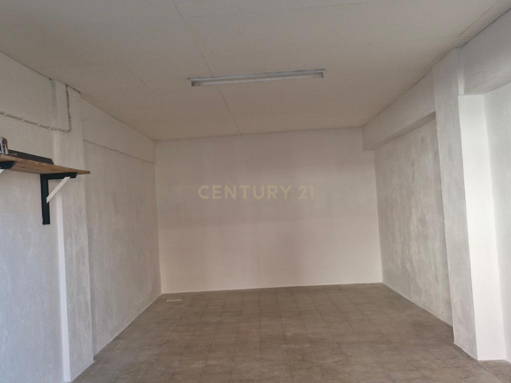 Garagem ampla com acesso direto à rua em Mem Martins, Sintra - Image 9