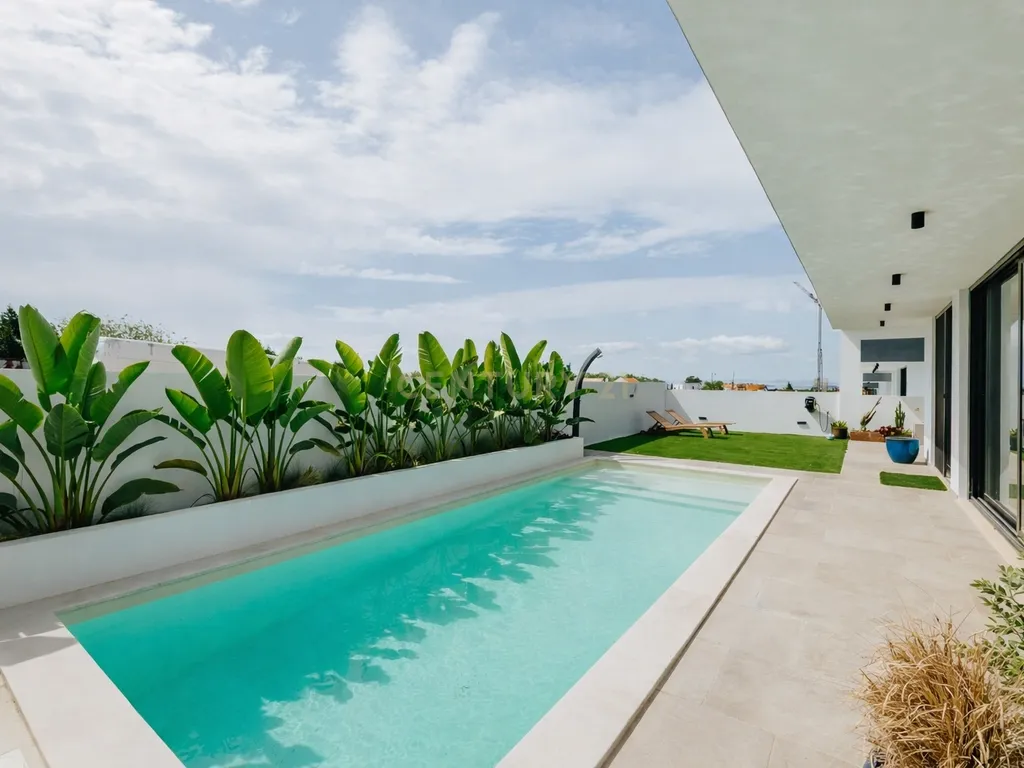Moradia T4 com piscina e 3 suites | A escolha inteligente para viver com mais espaço a minutos de Lisboa - Image 5