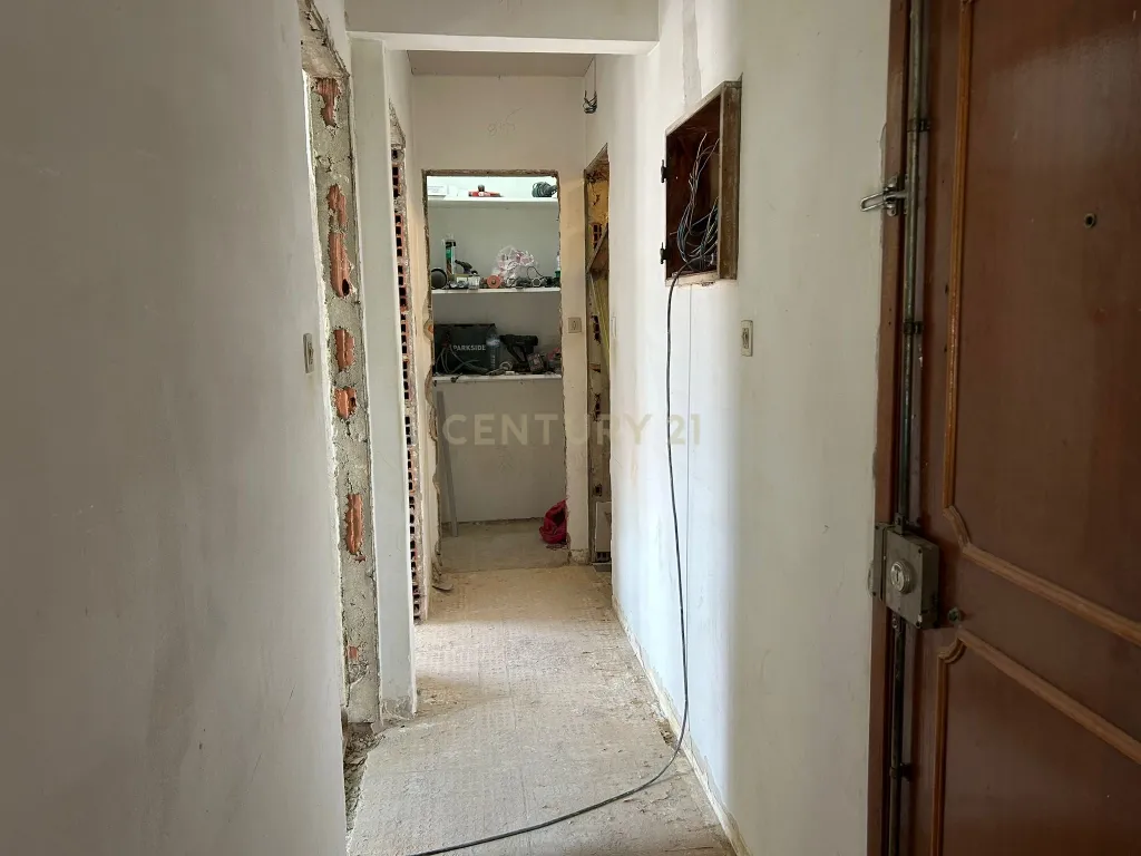 Apartamento T1 renovado | c/ varanda | vista desafogada | Mina de Água | Amadora - Image 7