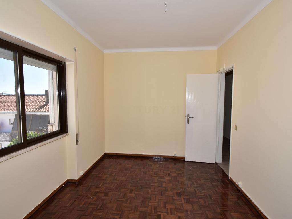Apartamento T3 em Excelente Estado – Localização Central e Ótima Exposição Solar - Image 2