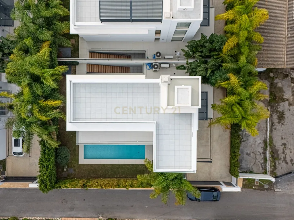 Ubicada en una de las zonas residenciales más exclusivas de Marbella, esta impresionante villa nueva en la segura urbanización Río Verde ofrece una combinación inmejorable de lujo, ubicación y estilo de vida. A tan solo 100 metros de la playa y a un corto paseo de Puerto Banús y supermercados, esta propiedad es ideal para disfrutar del estilo de vida costero más sofisticado. La villa cuenta con 4 luminosos y amplios dormitorios, 5 elegantes baños y grandes terrazas en cada nivel — tanto cubiertas como descubiertas — perfectas para tomar el sol, organizar barbacoas o disfrutar de reuniones con amigos. Con un diseño moderno y acabados de alta calidad, la vivienda ofrece un ambiente lleno de luz natural y todas las comodidades para vivir todo el año. Una piscina privada y hermosas vistas al mar completan esta joya, ideal tanto como residencia familiar como casa de vacaciones de lujo. Una oportunidad única de adquirir una villa contemporánea en el corazón de la Milla de Oro de Marbella. - Image 20
