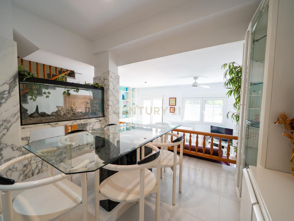 Apresentamos-lhe uma magnífica moradia em Cambrils — perfeita para quem procura conforto, estilo e excelente qualidade de vida na Costa Dourada. - Image 2