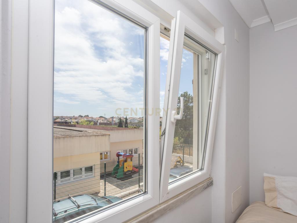 Apartamento T3 mais sótao, num 1 andar em Amora - Seixal - Image 12