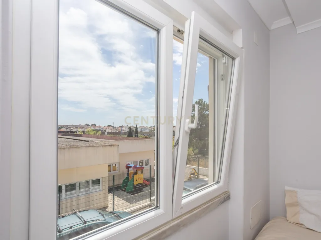 Apartamento T3 mais sótao, num 1 andar em Amora - Seixal - Image 12