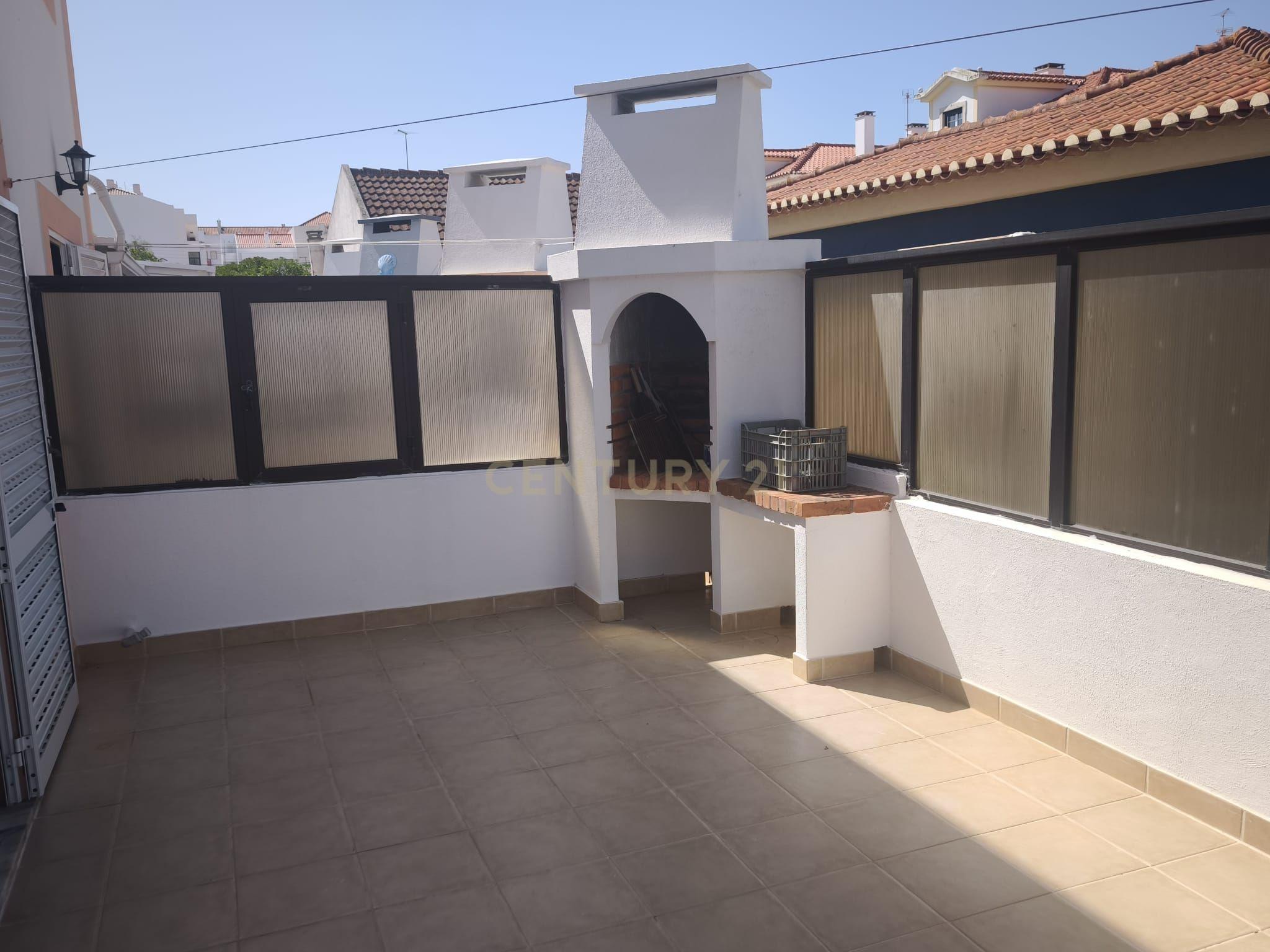 Fotografia 3 de Moradia T3+2 com Terraço, Churrasqueira e Box para 3 Carros – Consolação, Peniche (A 5 min da Praia)