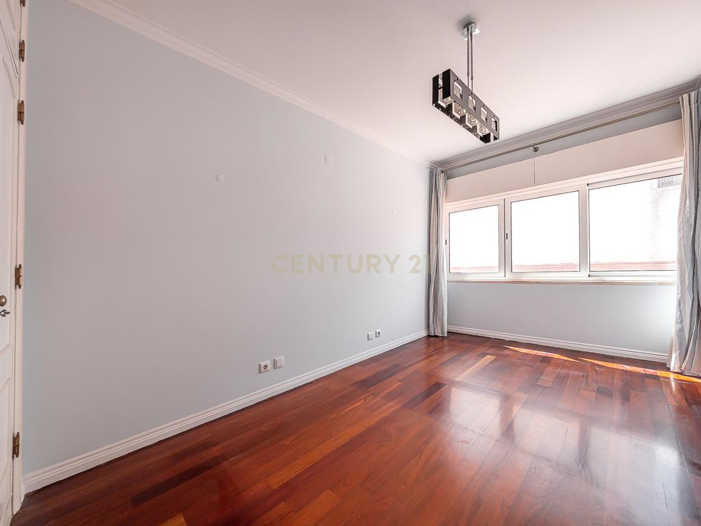 Espaçoso T4 em Lumiar, Lisboa - Oportunidade Única! - Image 18