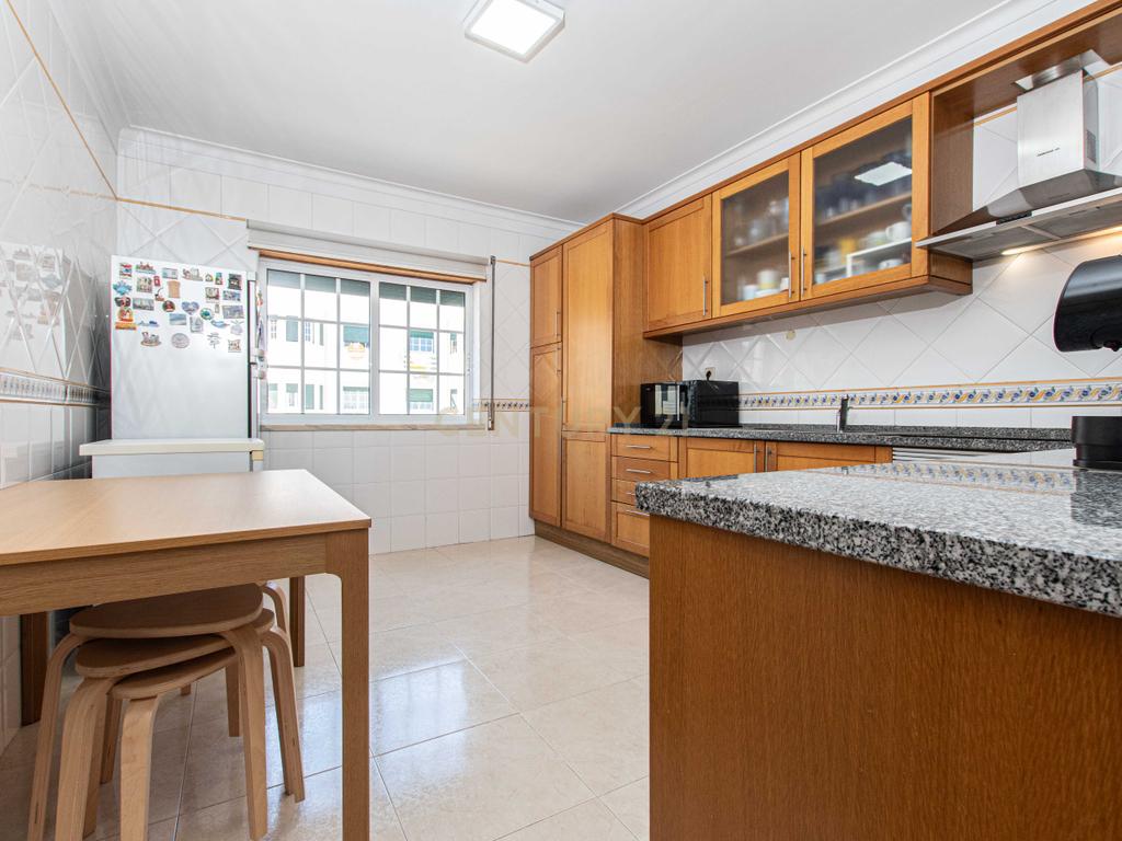 T2 com Suite, Varanda e Parqueamento - Malveira - Image 12