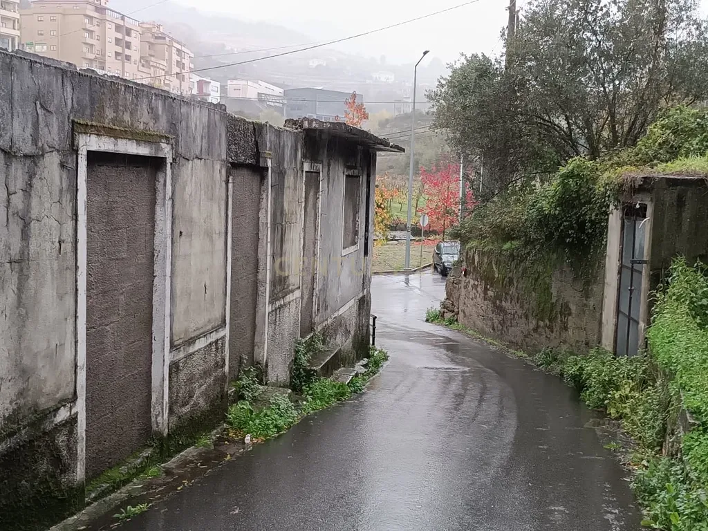Grande moradia em ruina com terreno junto ao ribeiro, para reconstrução, nas Lages, em Stª Marinha do Zêzere, Baião, Porto. - Image 11