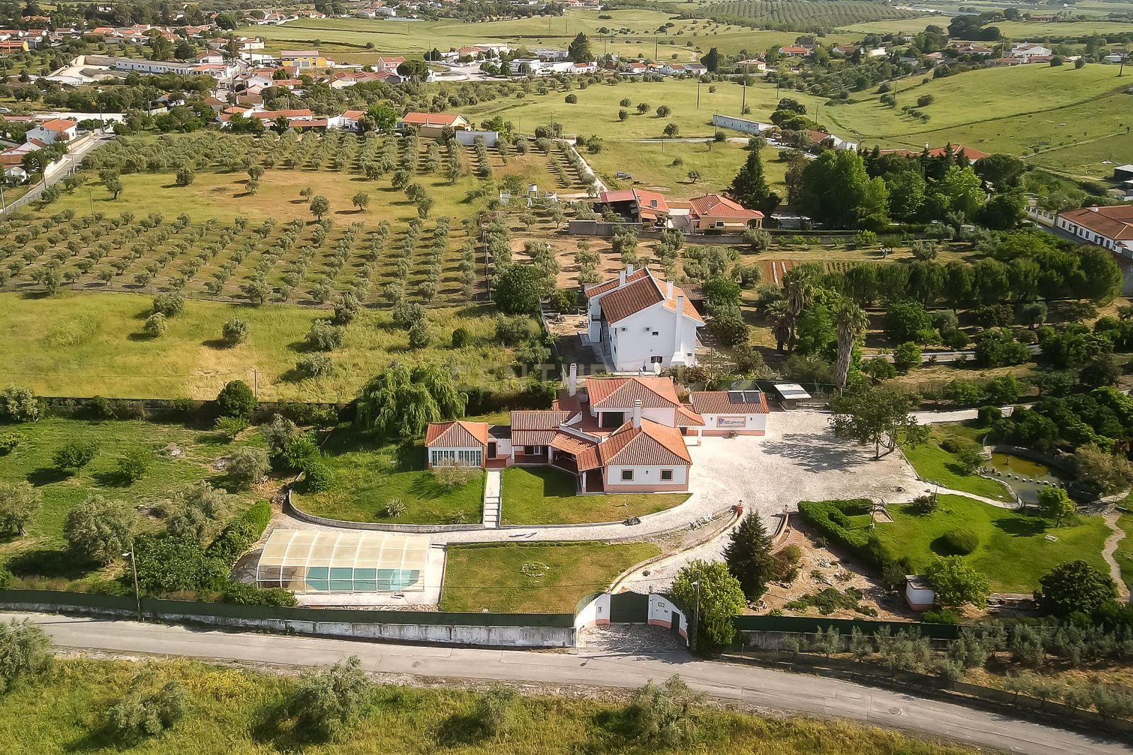 Fotografia 8 de Moradia de sonho com Piscina, 7 Divisões e com Terreno 8461 m2  – Excelente Localização, a 40 minutos de Lisboa !
