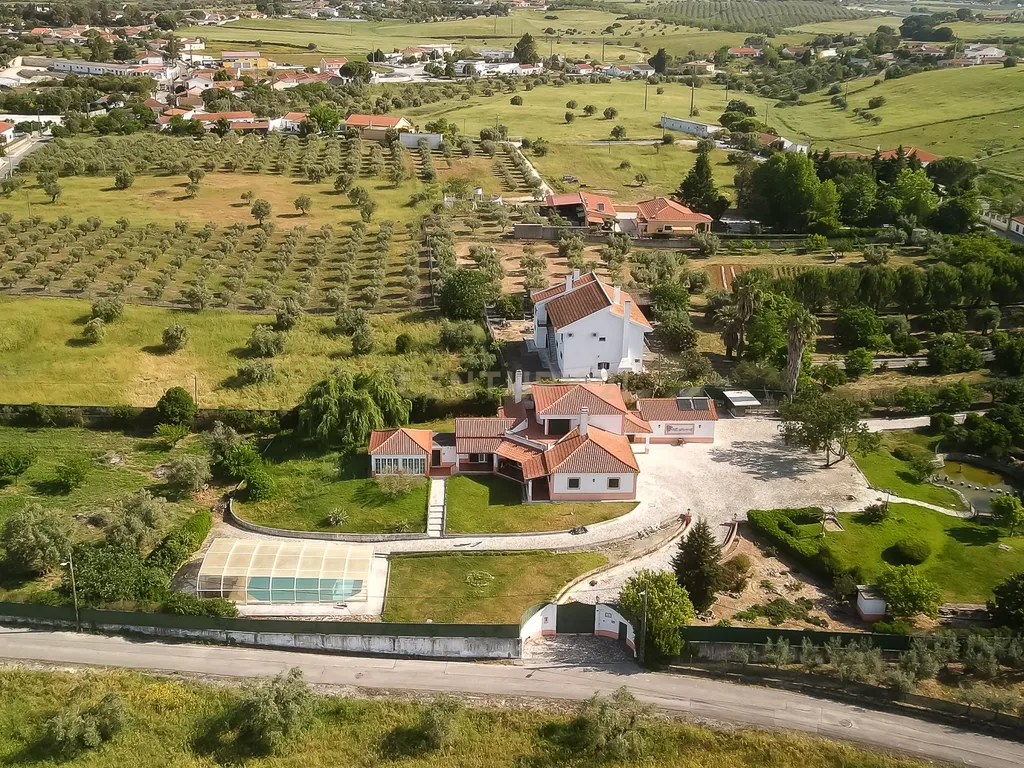 Moradia de sonho com Piscina, 7 Divisões e com Terreno 8461 m2 – Excelente Localização, a 40 minutos de Lisboa ! - Image 8