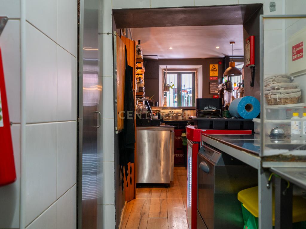 Restaurante Pronto a Funcionar na Emblemática Rua da Bica – Uma Oportunidade Única no Coração de Lisboa - Image 12