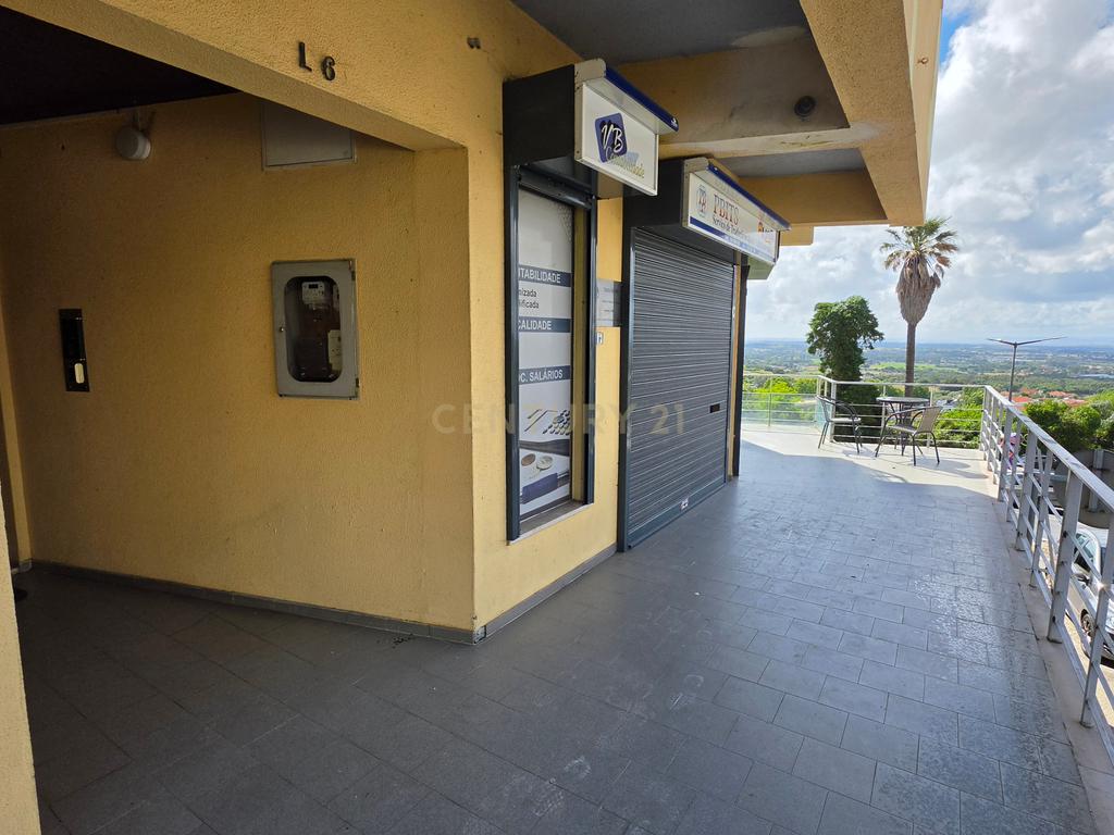Apartamento Duplex T5 no centro de Palmela - Image 42