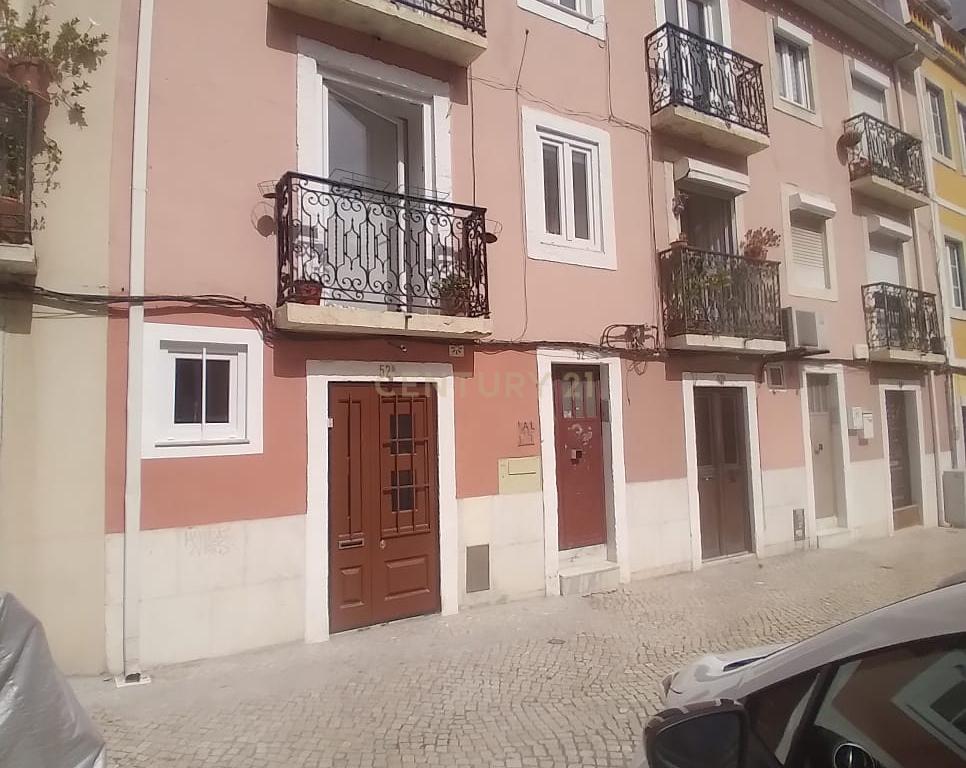 Armazém - Transformado em T1+1 habitacional - Metro Anjos - Image 1