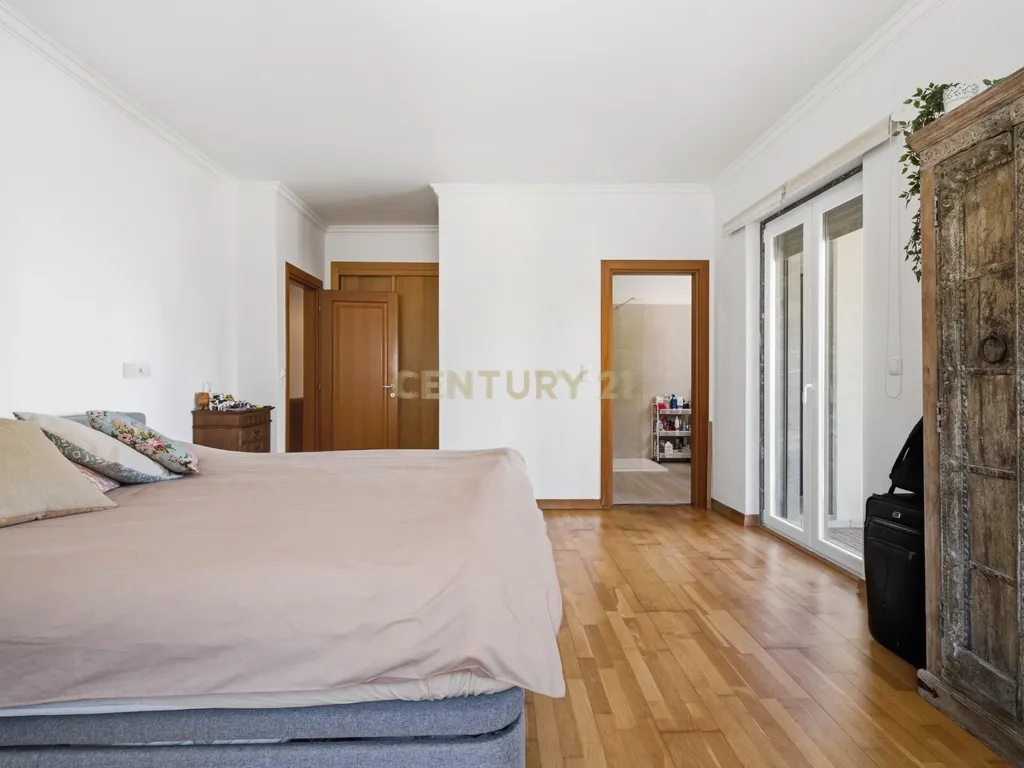 Elegante Apartamento T3 no Estoril com Box Fechada para 3 carros a poucos metros da praia - Image 27