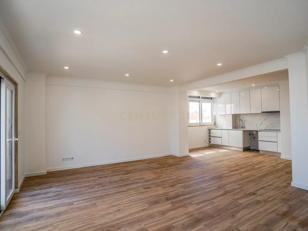 Apartamento T3 Totalmente Renovado | Centro de Caldas da Rainha - Image 9