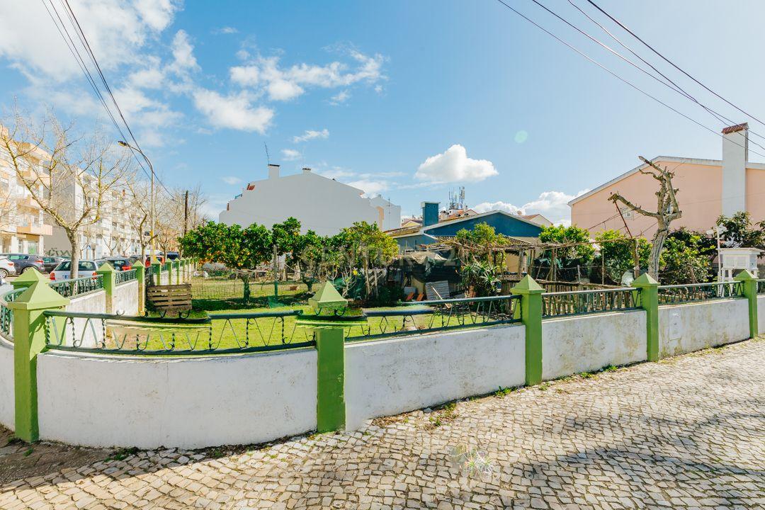 Montijo/Excelente Lote de Terreno com 1056m2 e Moradias para Remodelacao. - Image 2
