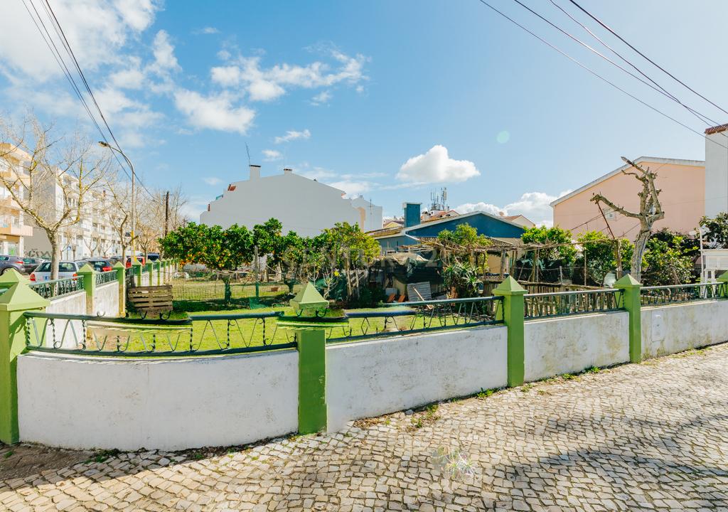 Montijo/Excelente Lote de Terreno com 1056m2 e Moradias para Remodelacao. - Image 2
