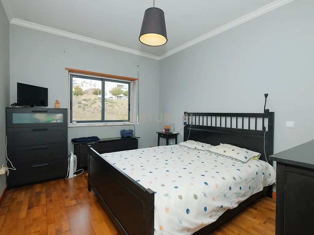 Apartamento T3 com Excelentes Áreas e Garagem na Urbanização Moinho do Guizo – Mina de Água, Amadora - Image 18