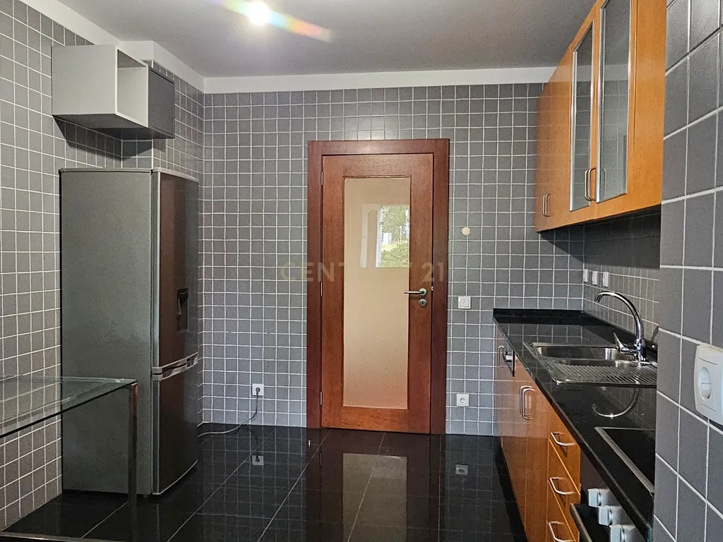 Apartamento T2 com varanda, garagem - Condomínio Fechado de referência Brandinhães, Cidade da Maia - Image 5