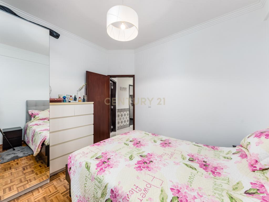 Apartamento T2 em Linda-a-Velha – Remodelado com Terraço e Excelente Localização - Image 14