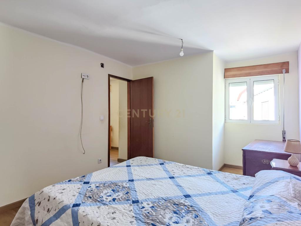 Moradia T2 com 70 m² localizada em Foz Côa, no Largo do Rossio, em pleno Alto Douro Vinhateiro. - Image 6