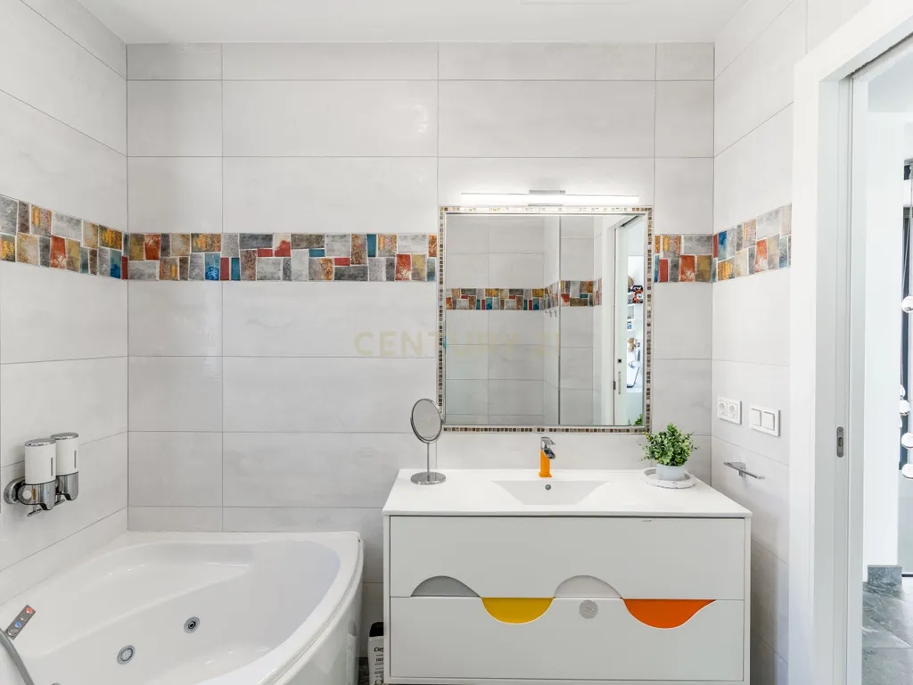 Luxuosa Moradia T4 com Vista Mar e Piscina em Almería - Image 105