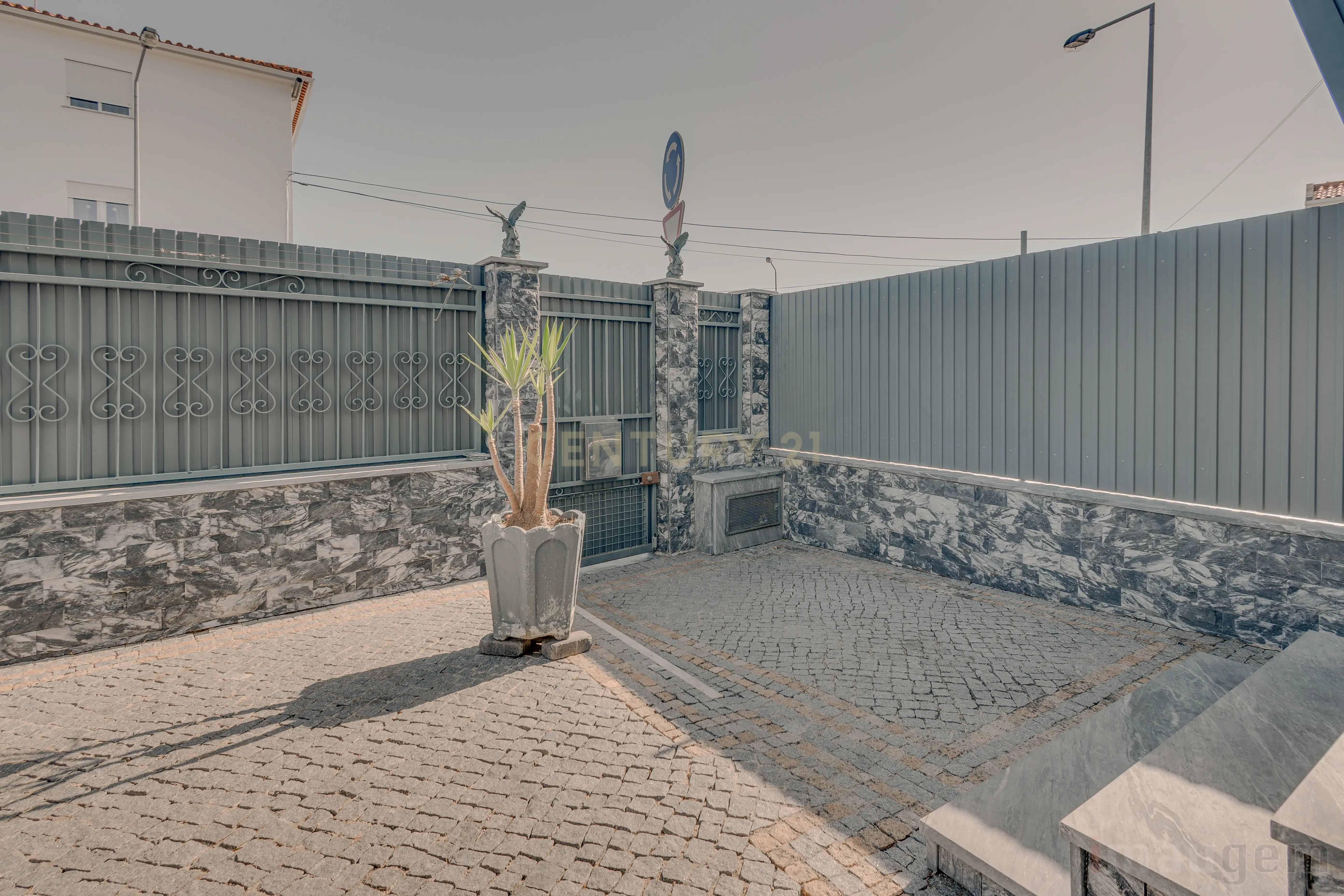 Fotografia 3 de T2+2 Renovado com Sótão, Espaço Exterior e Garagem — Centro de Tires