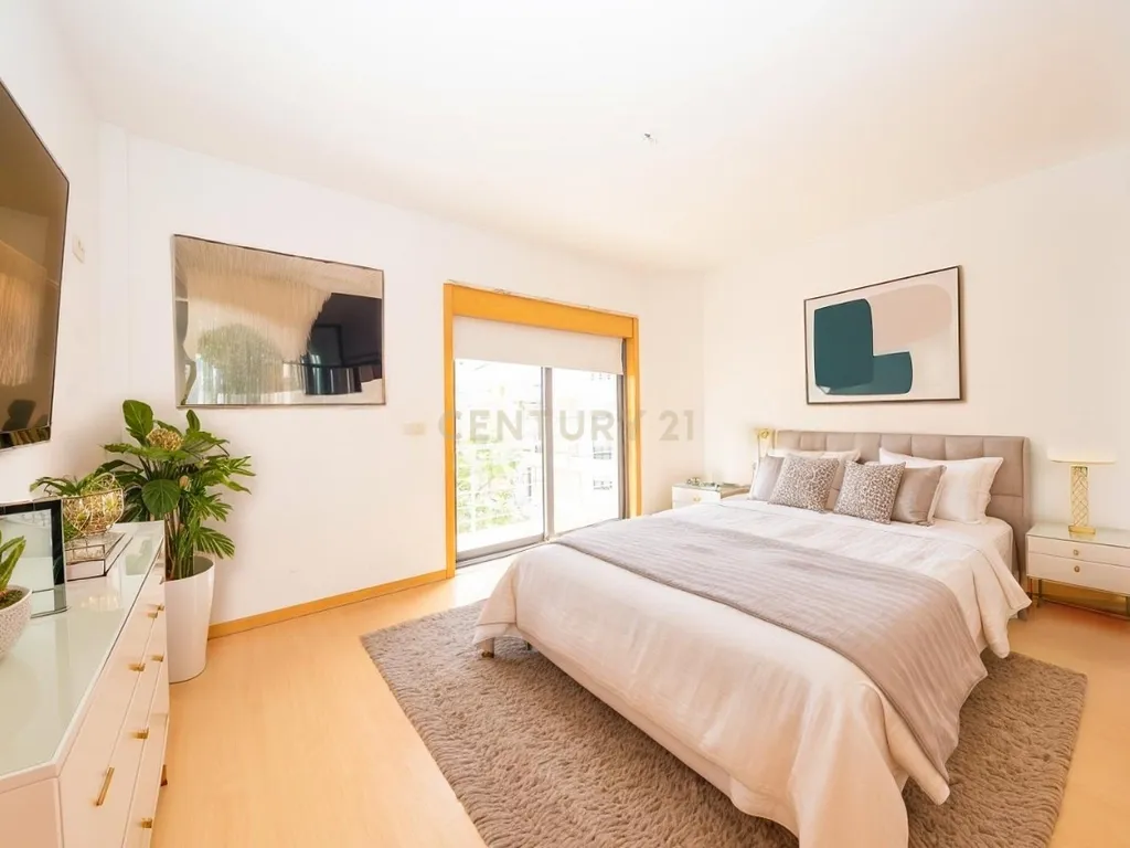 Apartamento T3 com Duas Varandas, Garagem Box e Lugar de estacionamento na Vila Serena, Pinhal Novo - Image 27