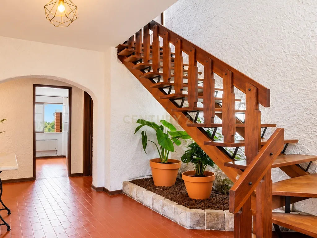 Moradia Isolada T6 com Vista Mar e Amplo Espaço Exterior – Sesimbra - Image 2