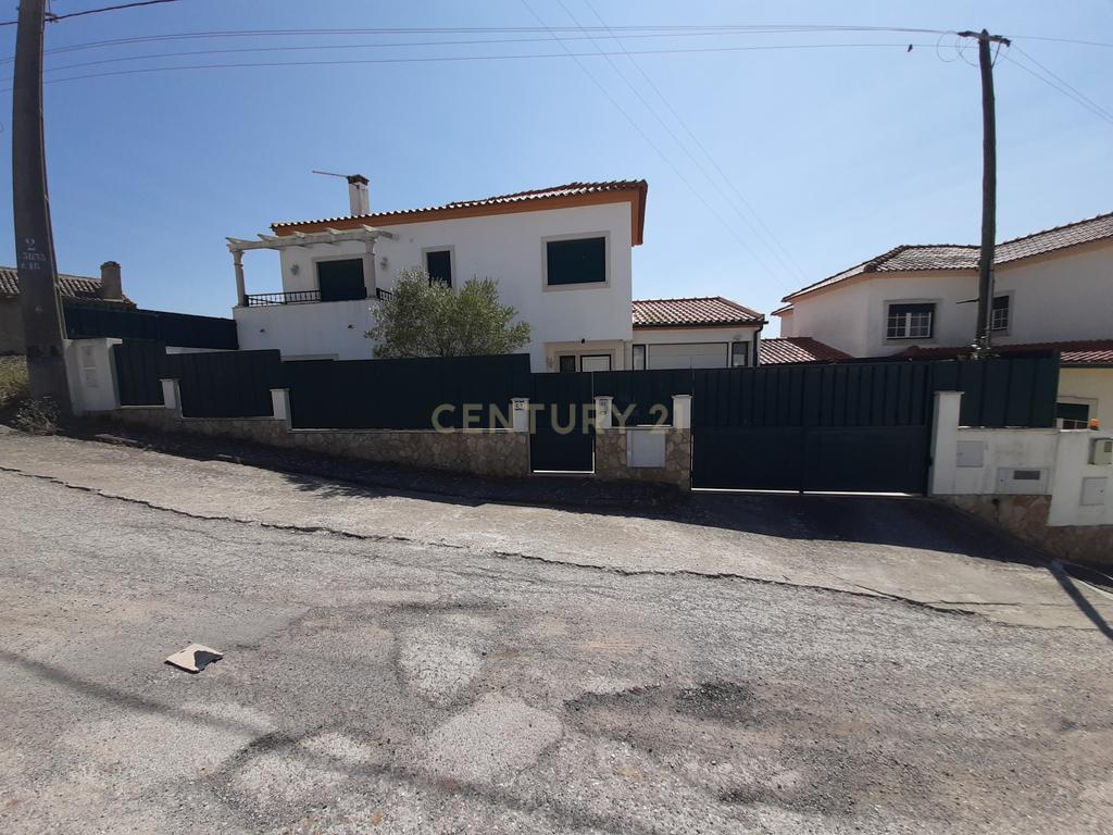 Moradia  T3 na  Lourinhã com Piscina  Garagem e Churrasqueira - Image 25