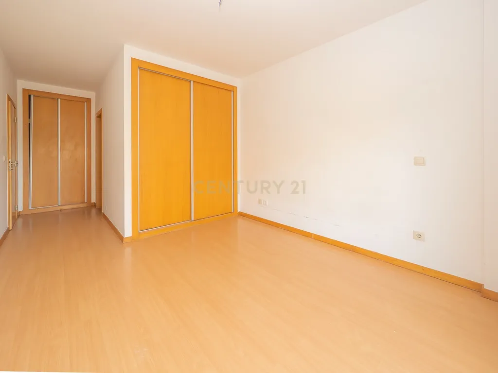 Apartamento T3 com Duas Varandas, Garagem Box e Lugar de estacionamento na Vila Serena, Pinhal Novo - Image 18
