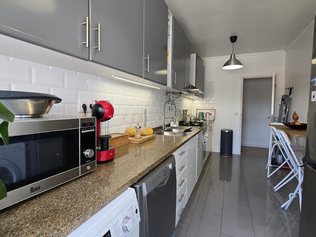 Apartamento T3 Totalmente Remodelado com Varanda e Arrecadação – Vistas Desafogadas - Image 14
