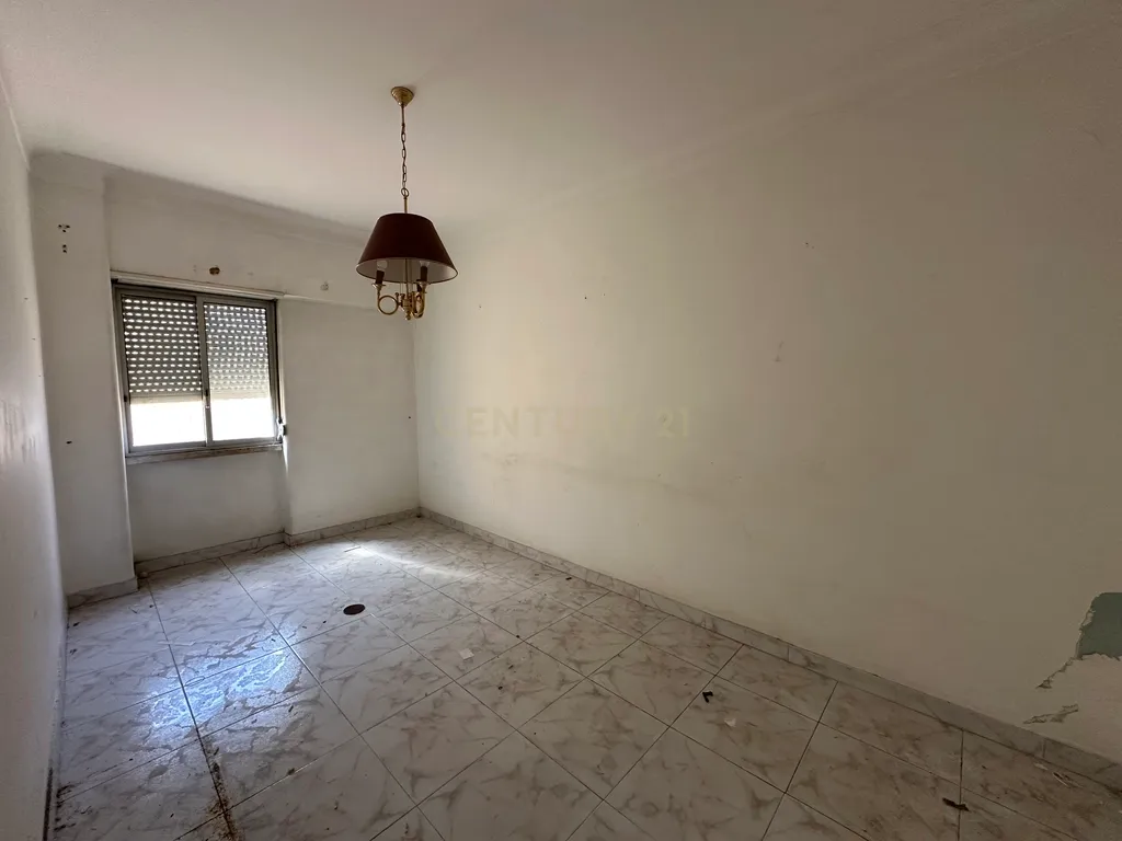 Apartamento T1 para Remodelação – Praça do Brasil, Setúbal - Image 7