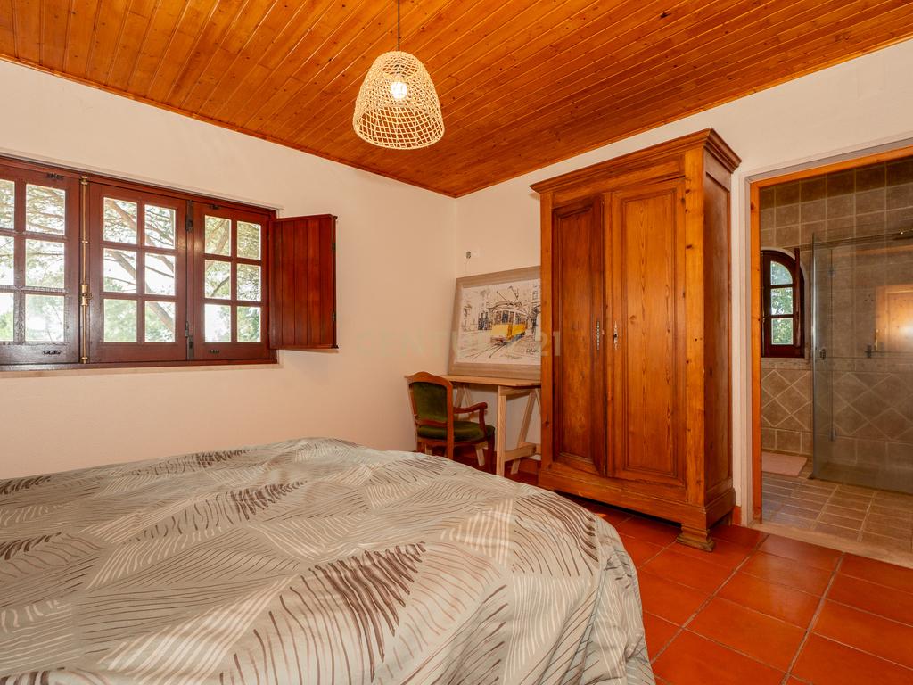 Fabulosa Quinta com lote de terreno de 22.381 m2, onde se encontra inserida uma moradia composta por dois pisos, com uma área bruta de 623 m2, uma área útil de 304 m2 e uma área bruta dependente de 319 m2, localizada em Santo Isidro de Pegões, na zona de Pegões, a pouca distância das belas praias de Setúbal. - Image 68