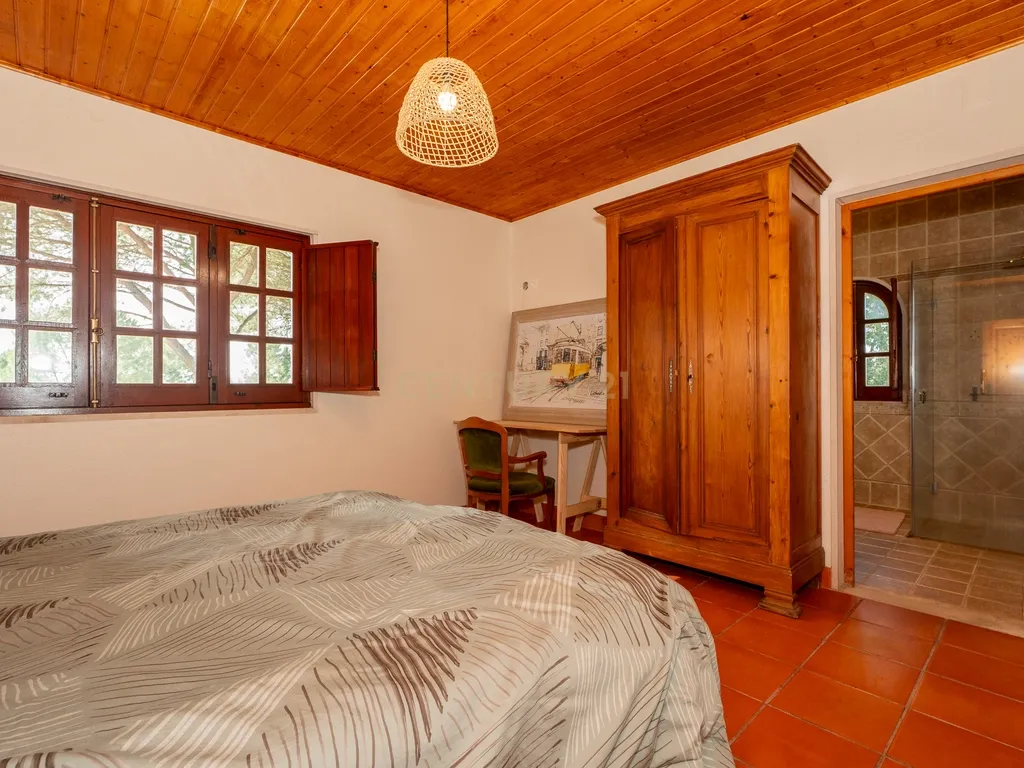 Fabulosa Quinta com lote de terreno de 22.381 m2, onde se encontra inserida uma moradia composta por dois pisos, com uma área bruta de 623 m2, uma área útil de 304 m2 e uma área bruta dependente de 319 m2, localizada em Santo Isidro de Pegões, na zona de Pegões, a pouca distância das belas praias de Setúbal. - Image 68