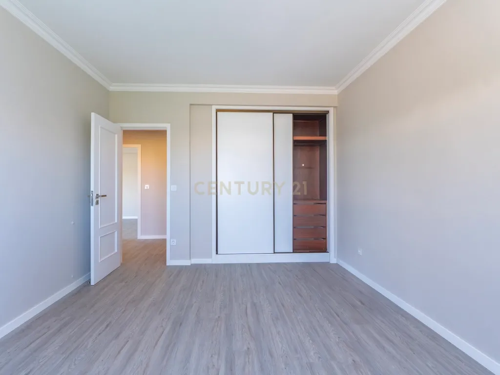 Apartamento Remodelado com Vista Mar na Ericeira, lugar de parqueamento - Image 34