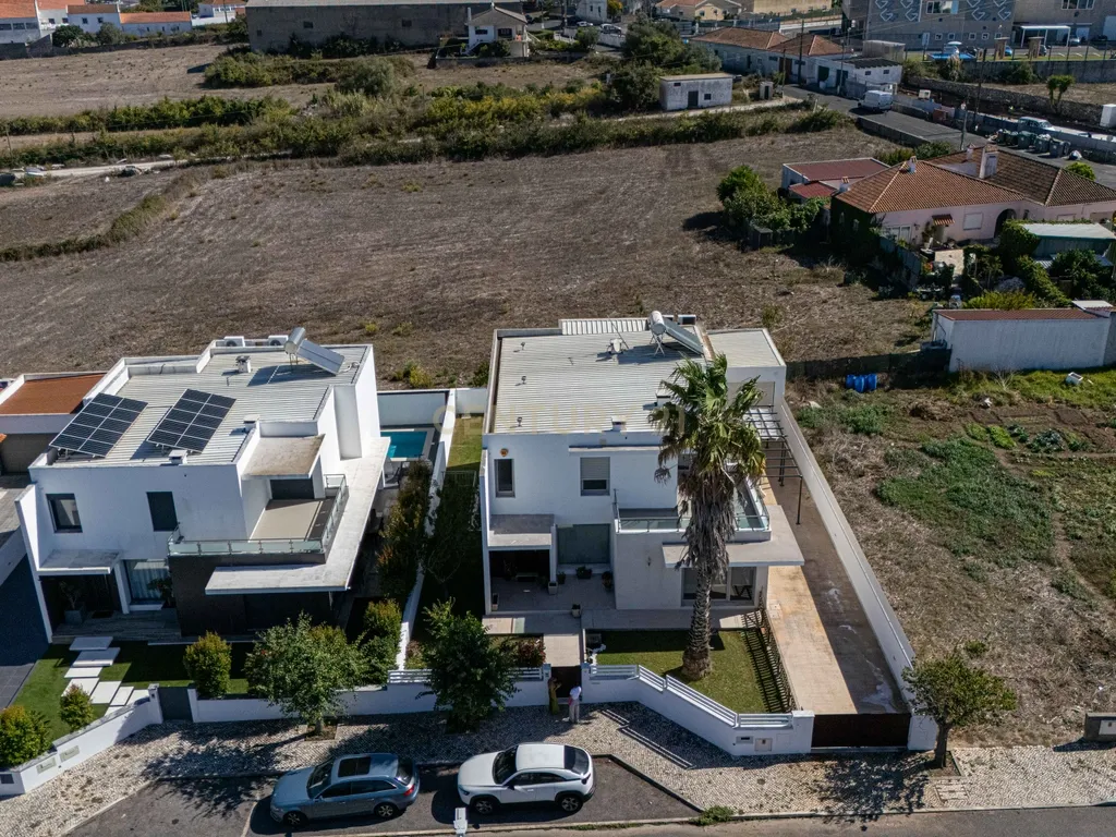 Moradia Isolada de Arquitetura Moderna com Piscina, Jardim e Garagem (Morelena /Pêro Pinheiro) - Image 62