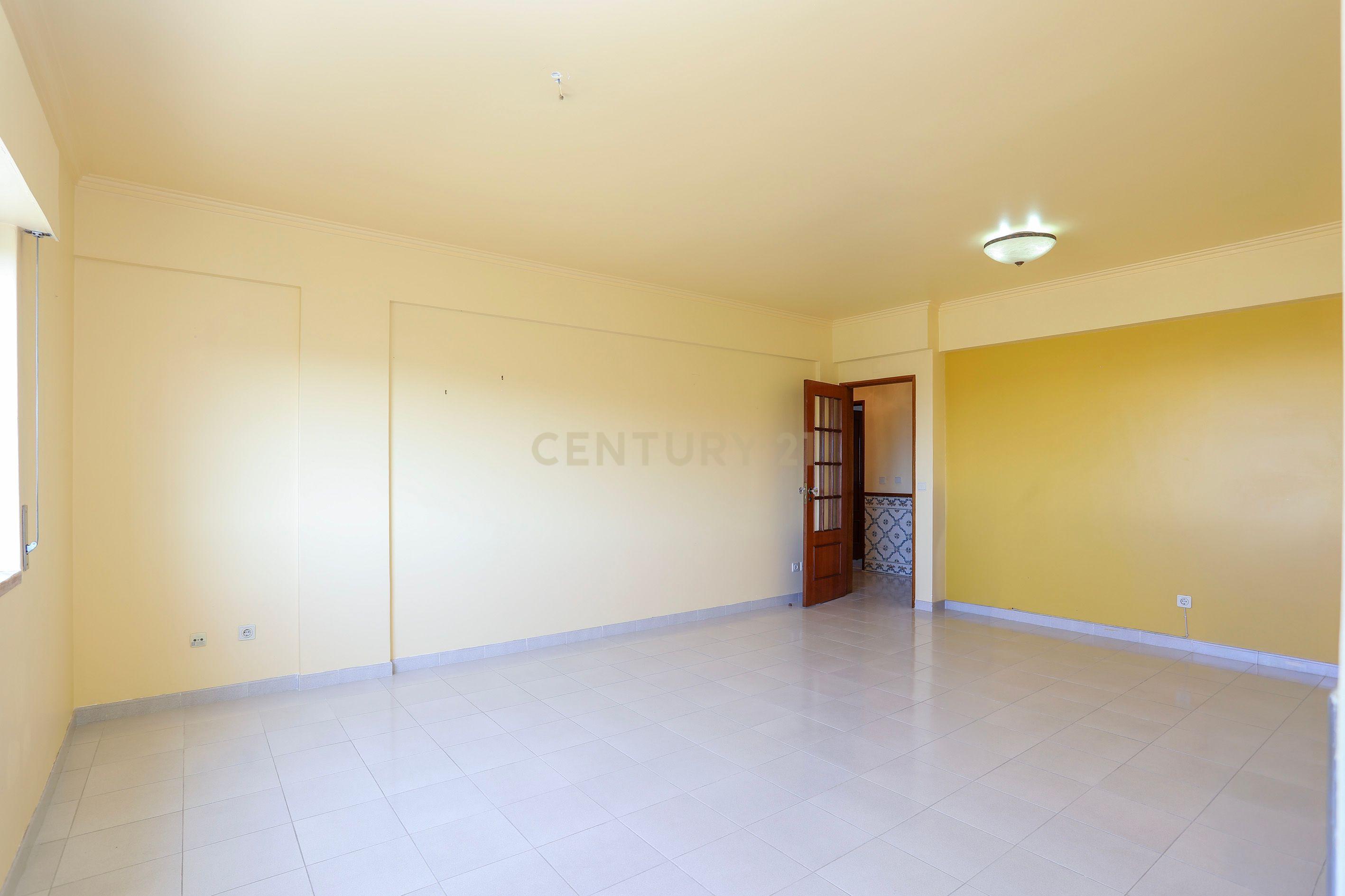 Fotografia 6 de Apartamento T3 com Varanda e Arrecadação - Rio de Mouro