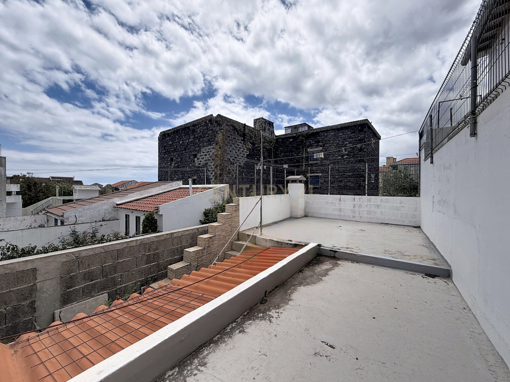 Moradia Geminada T2 no Centro de Ponta Delgada - Image 21