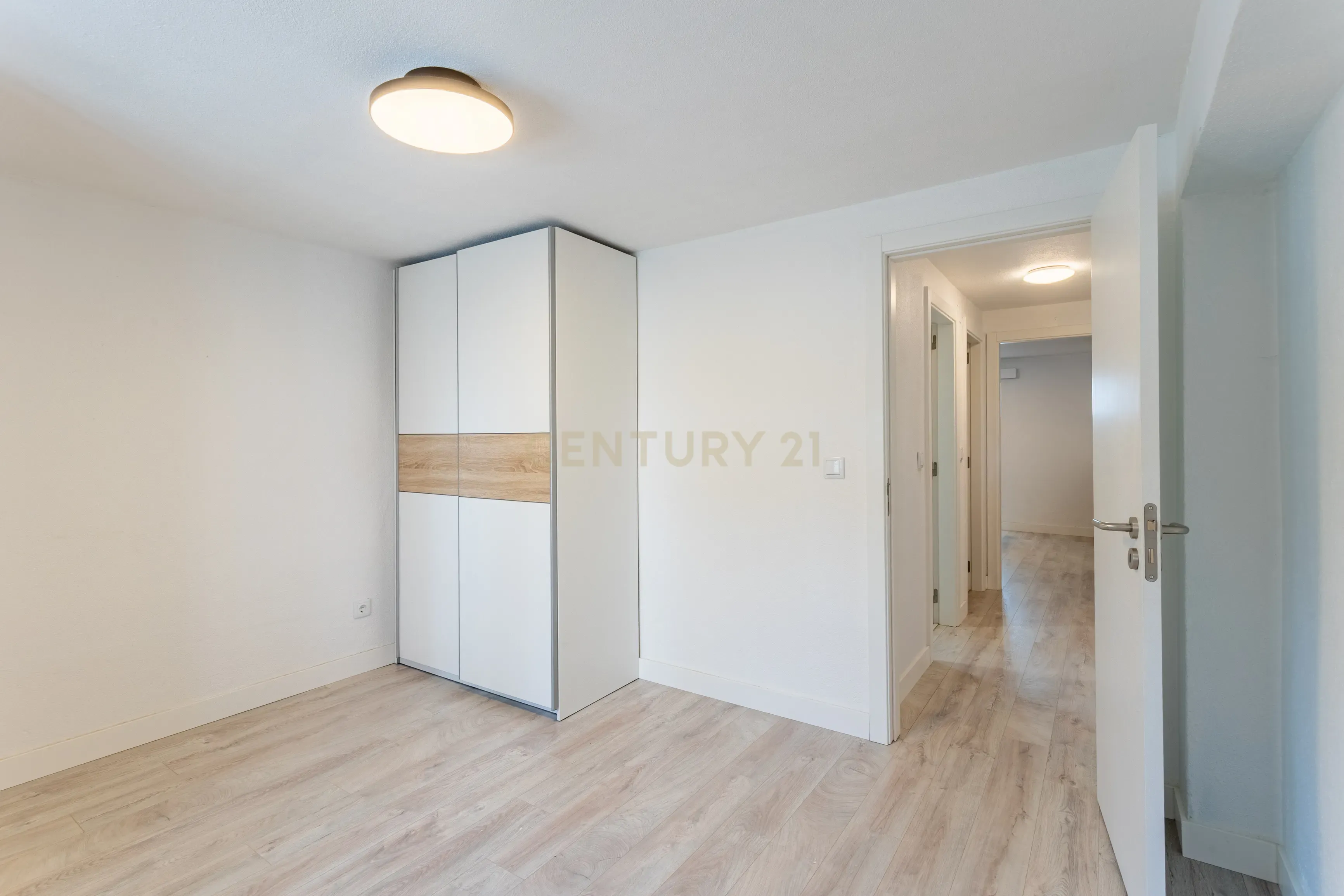 Moradia T5 isolada, inserida num lote de terreno de 750m2 em Casal de Cambra - Image 19