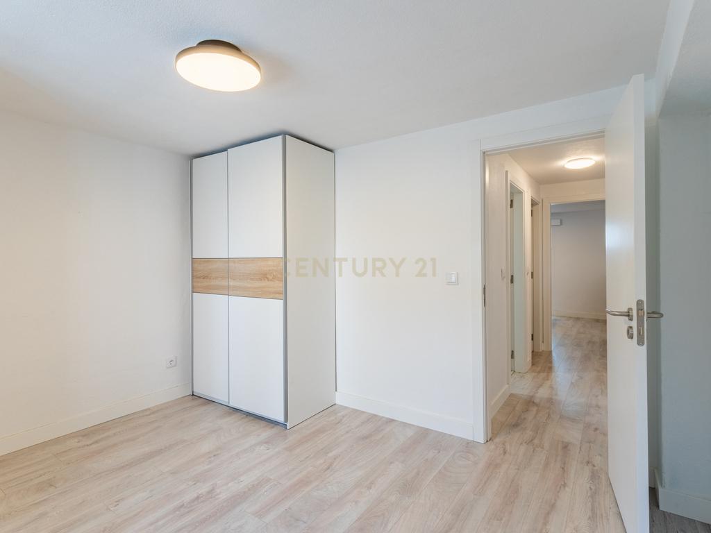 Moradia T5 isolada, inserida num lote de terreno de 750m2 em Casal de Cambra - Image 19